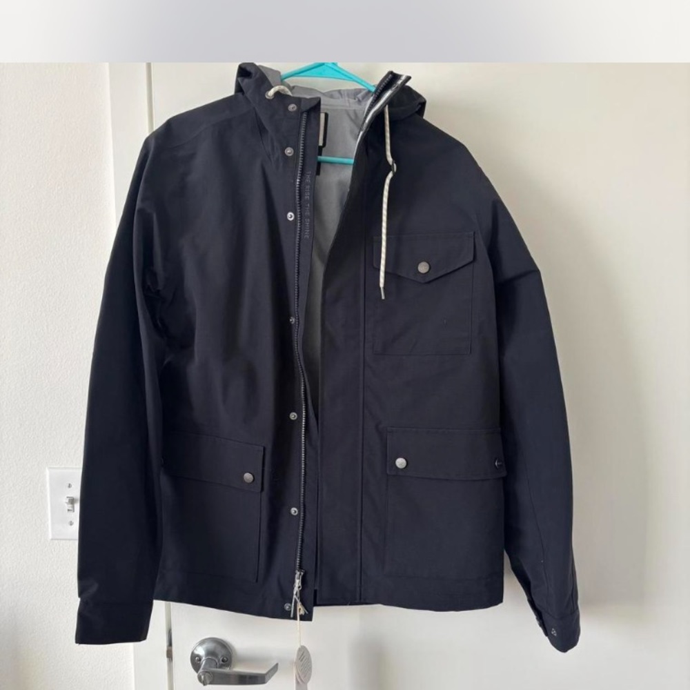 Vuori Palisades Black Raincoat with Stand-Up Collar and Durable Fabric